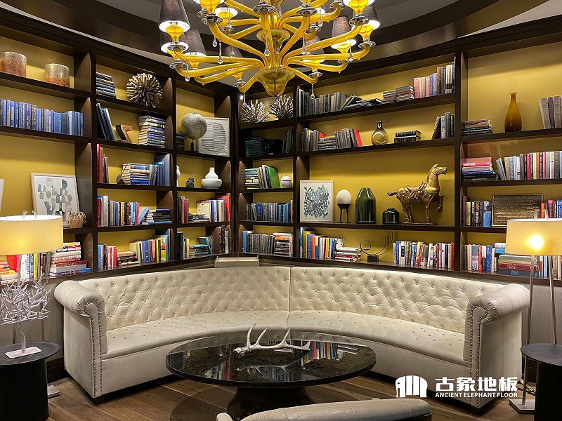 淺棕色實木地板