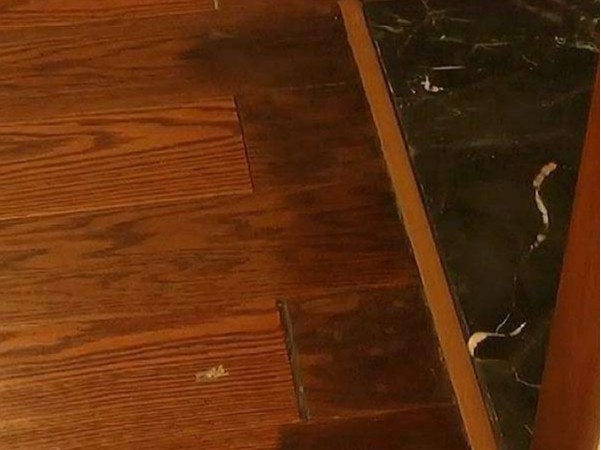 衛(wèi)生間門口的木地板發(fā)黑怎么辦？