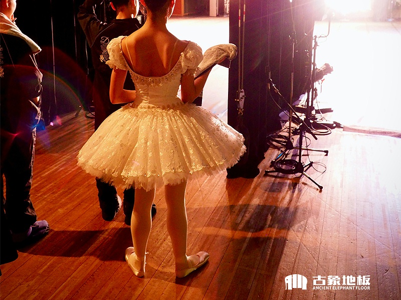 舞臺實(shí)木地板鋪設(shè)