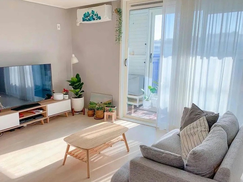 陽光灑落在木地板上分外美好