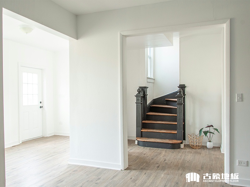 新三層實木地板鋪裝