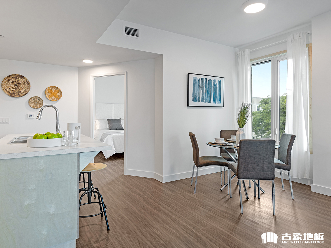 強(qiáng)化地板踢腳線裝實(shí)木的還是PVC的