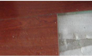 防潮膜連接處沒有粘嚴(yán)實(shí)