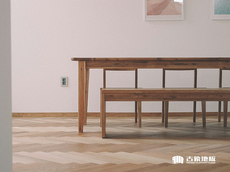 原木色地板